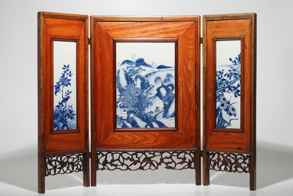 A Chinese three-piece blue and white porcelain and wood folding table screen, 19/20th C.